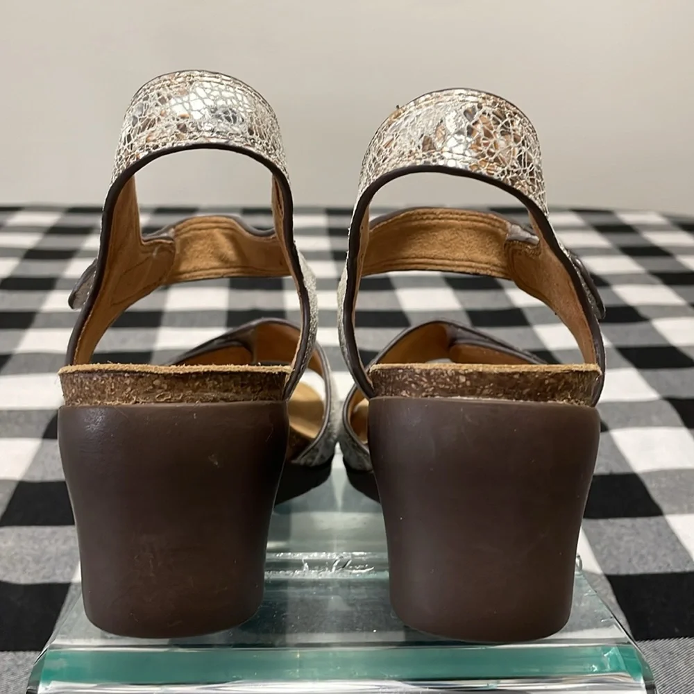 Comfortiva Abria Grey Flower Leather Wedge Sandals Pillowtop Memory Foam Sz 10W